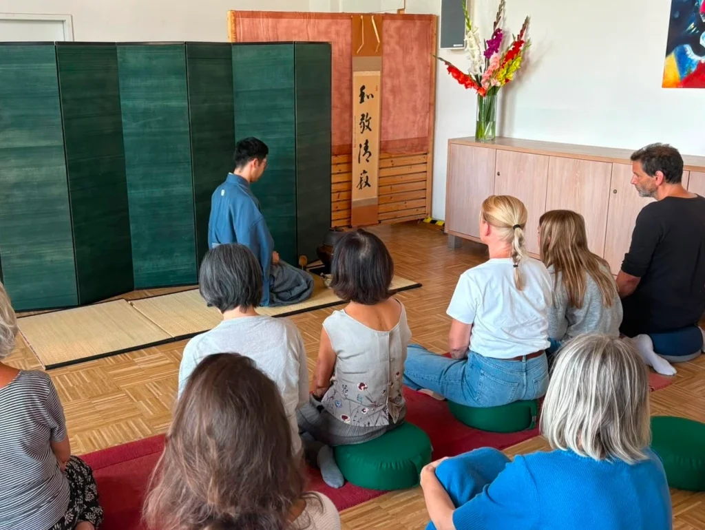 Participants watching a temae demonstration during a Chanoyu session in Herrsching.